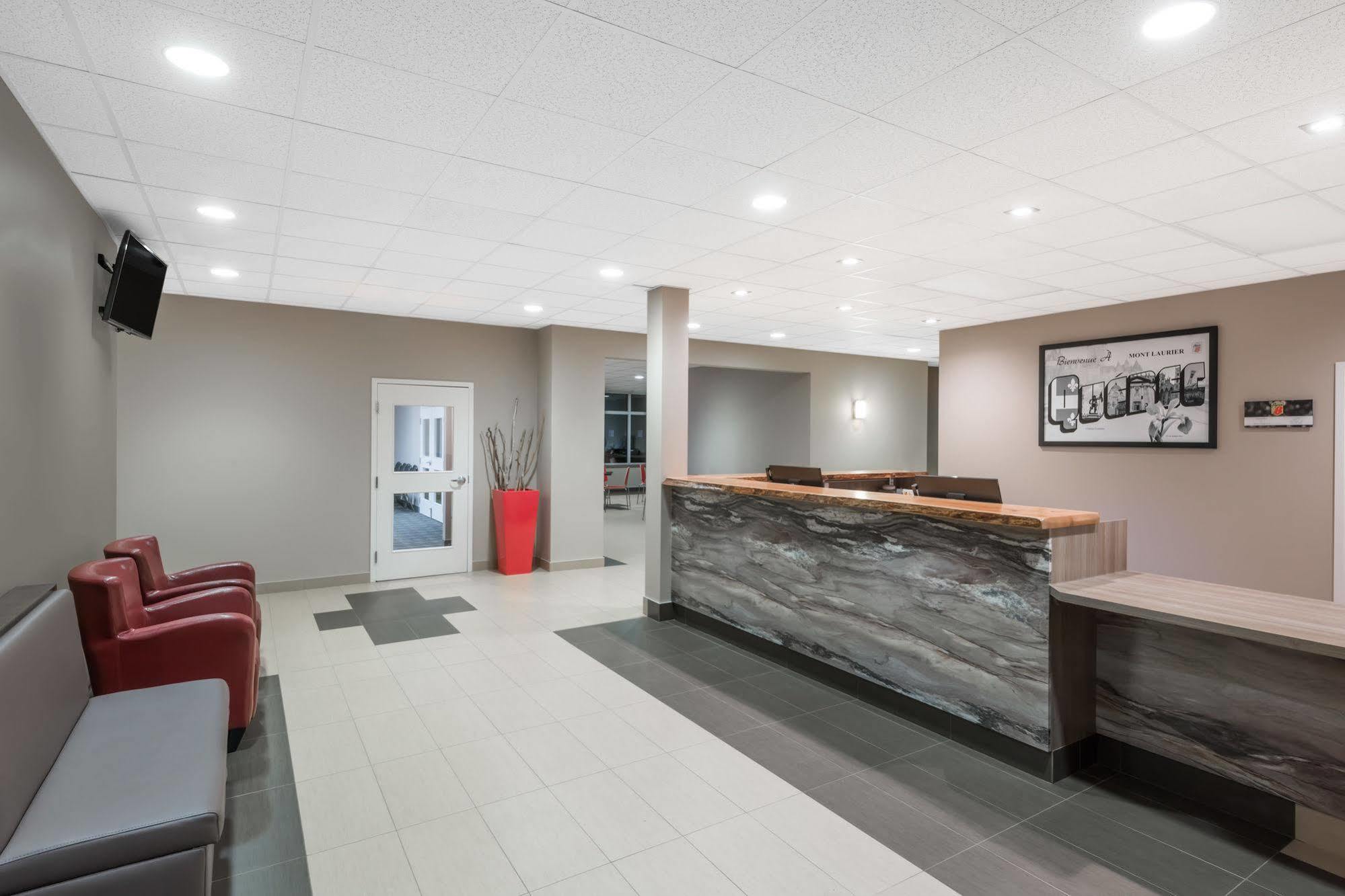 Hotel Super 8 By Wyndham Mont Laurier Exteriér fotografie