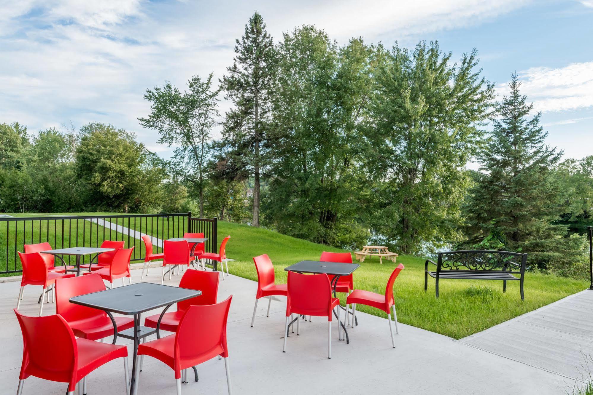Hotel Super 8 By Wyndham Mont Laurier Exteriér fotografie